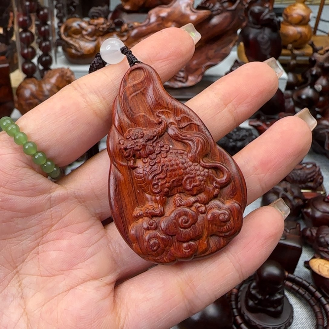 木小叶紫檀雕刻麒麟牌子把件