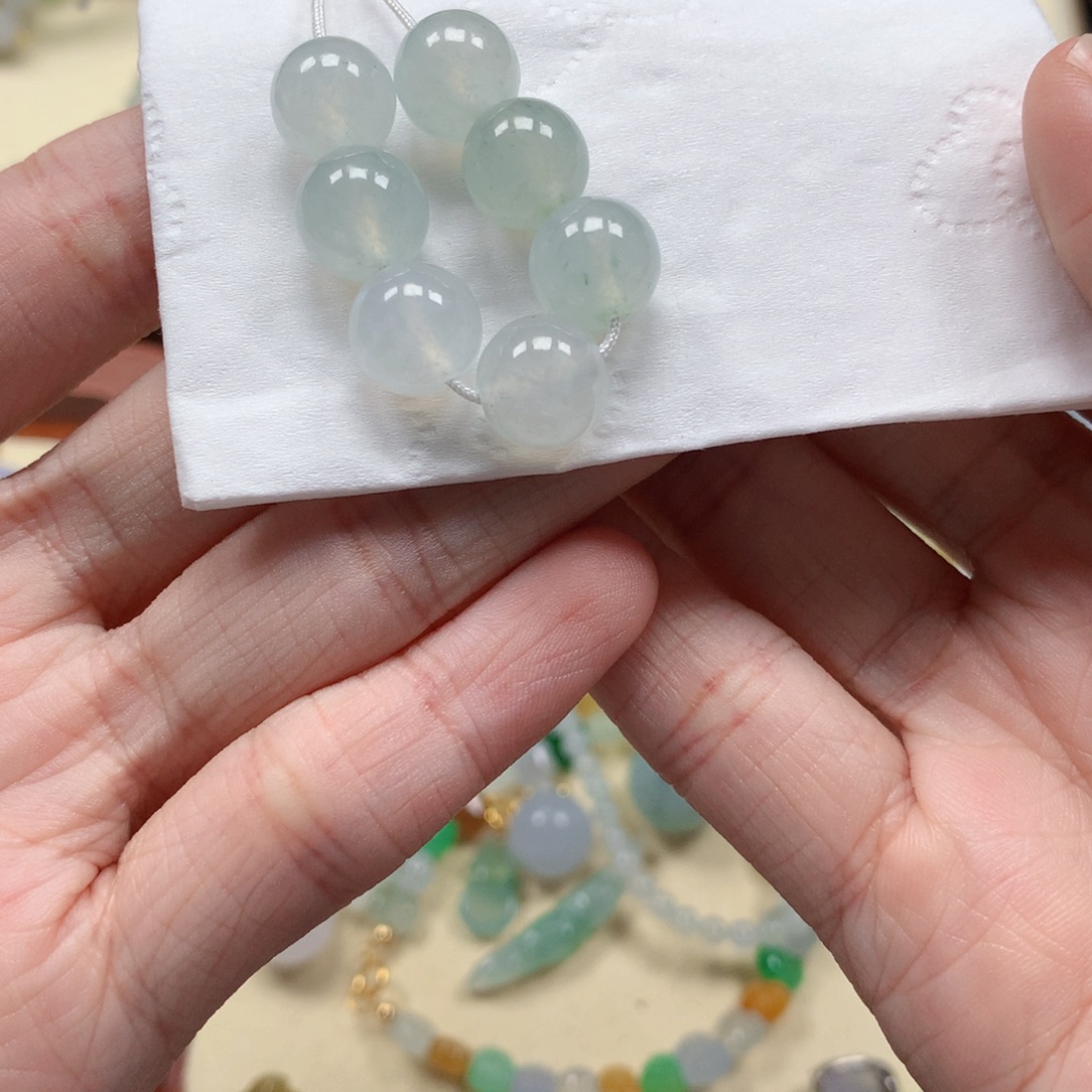 突***秃翡翠未镶嵌颈饰是