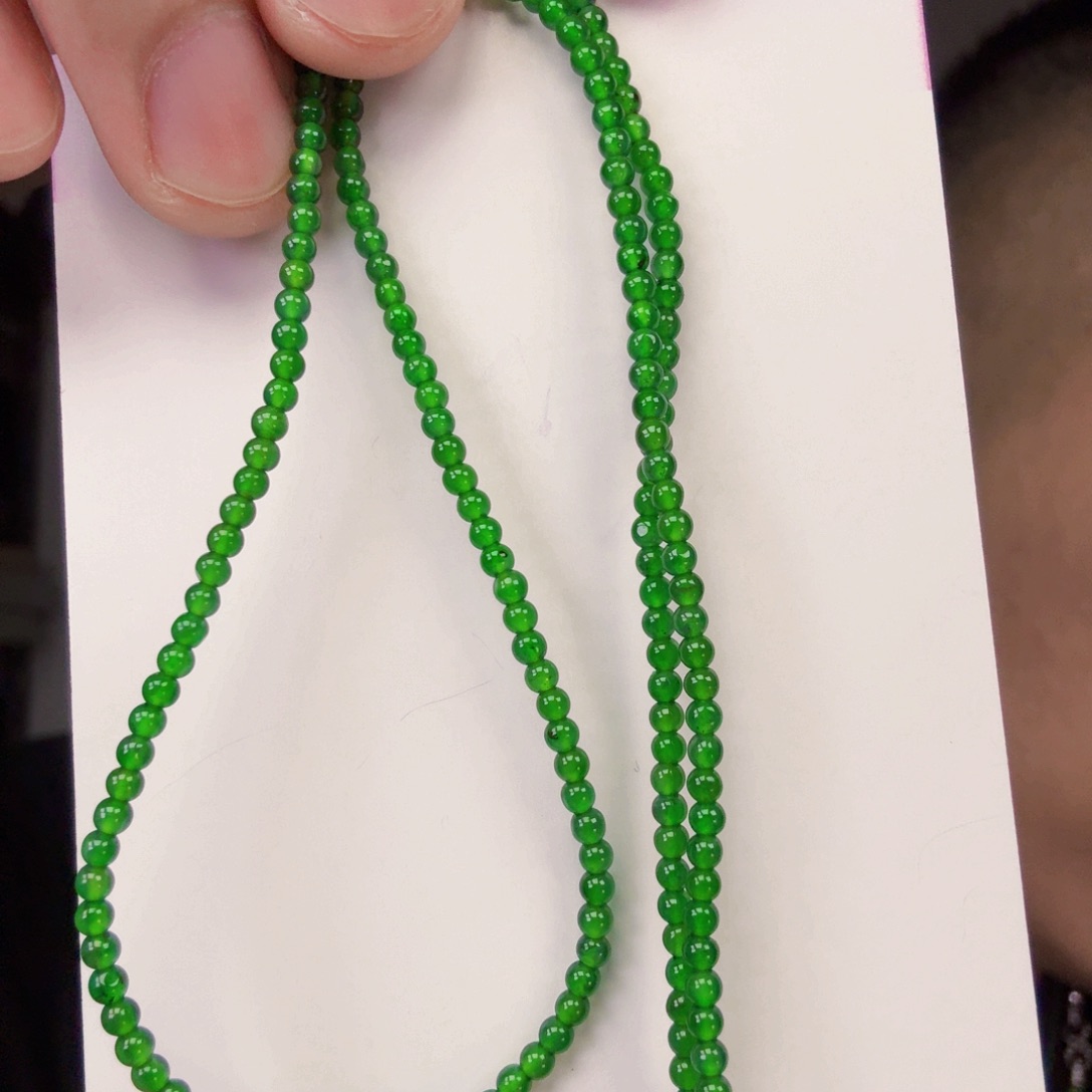 翡翠未镶嵌颈饰一件