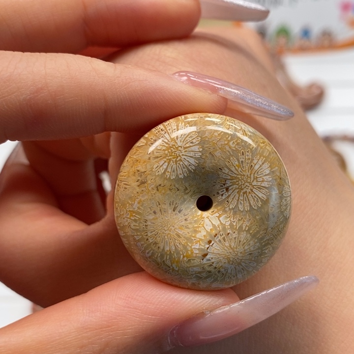 硅化玉颈饰未镶嵌大花平安扣