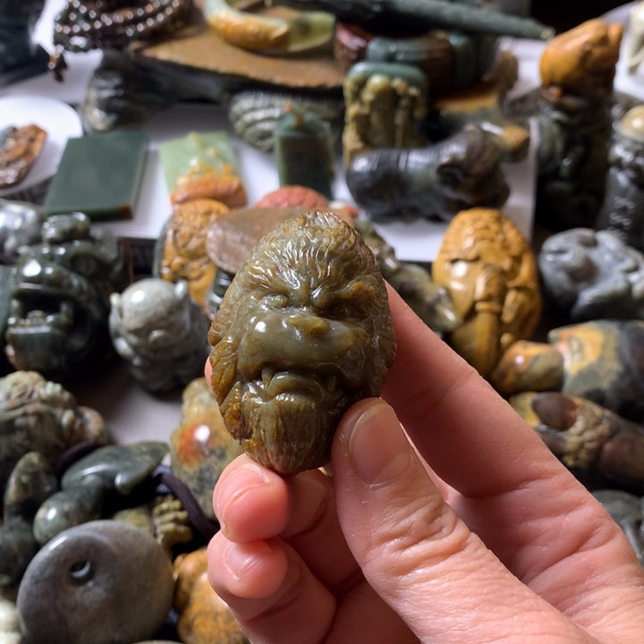 岫岩河磨玉（透闪石质玉）手链未镶嵌气**虹