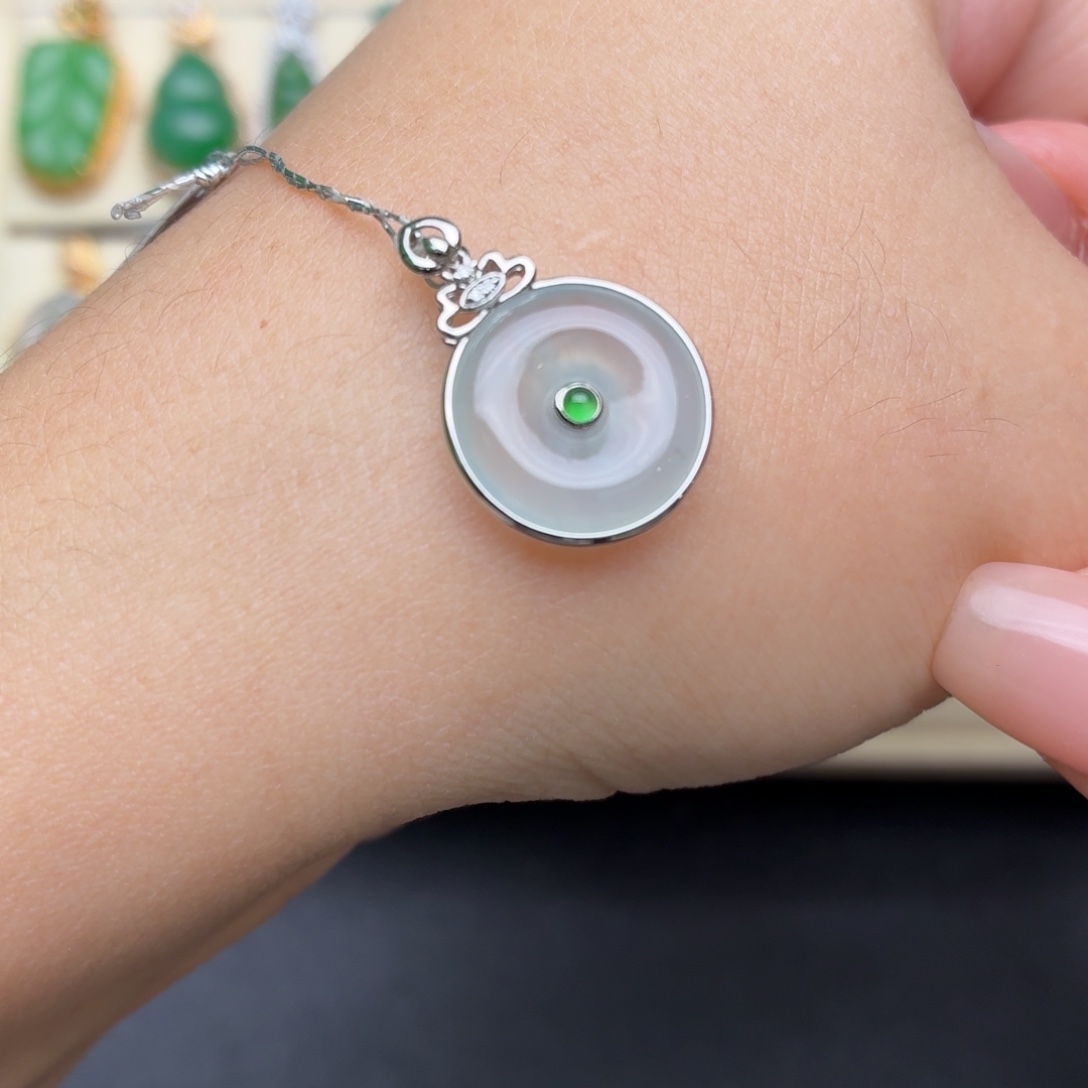 翡翠18K金镶嵌颈饰