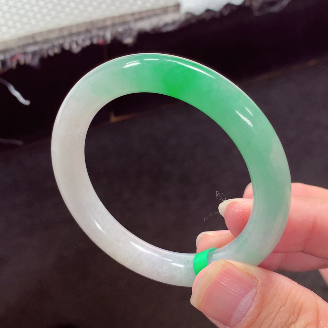 翡翠手镯未镶嵌缅甸