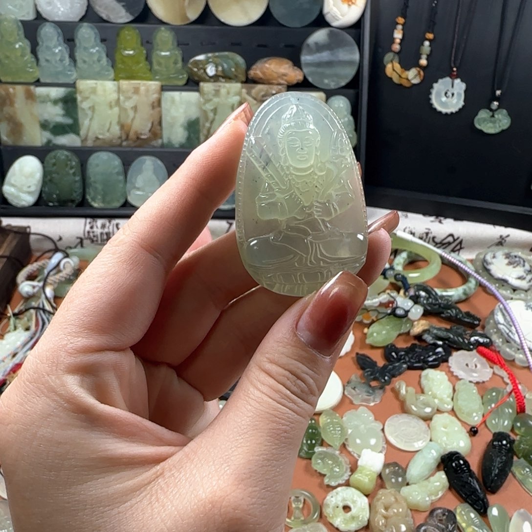 蛇纹石玉颈饰未镶嵌虚空藏