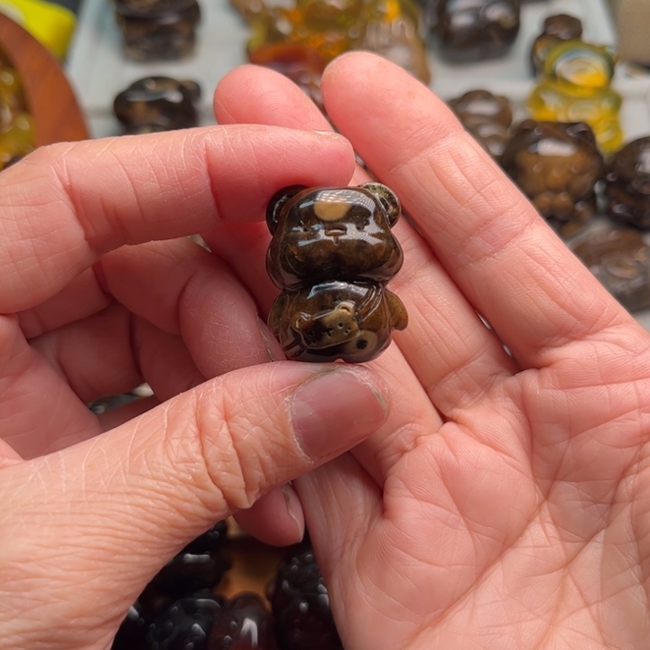 琥珀未镶嵌颈饰熊