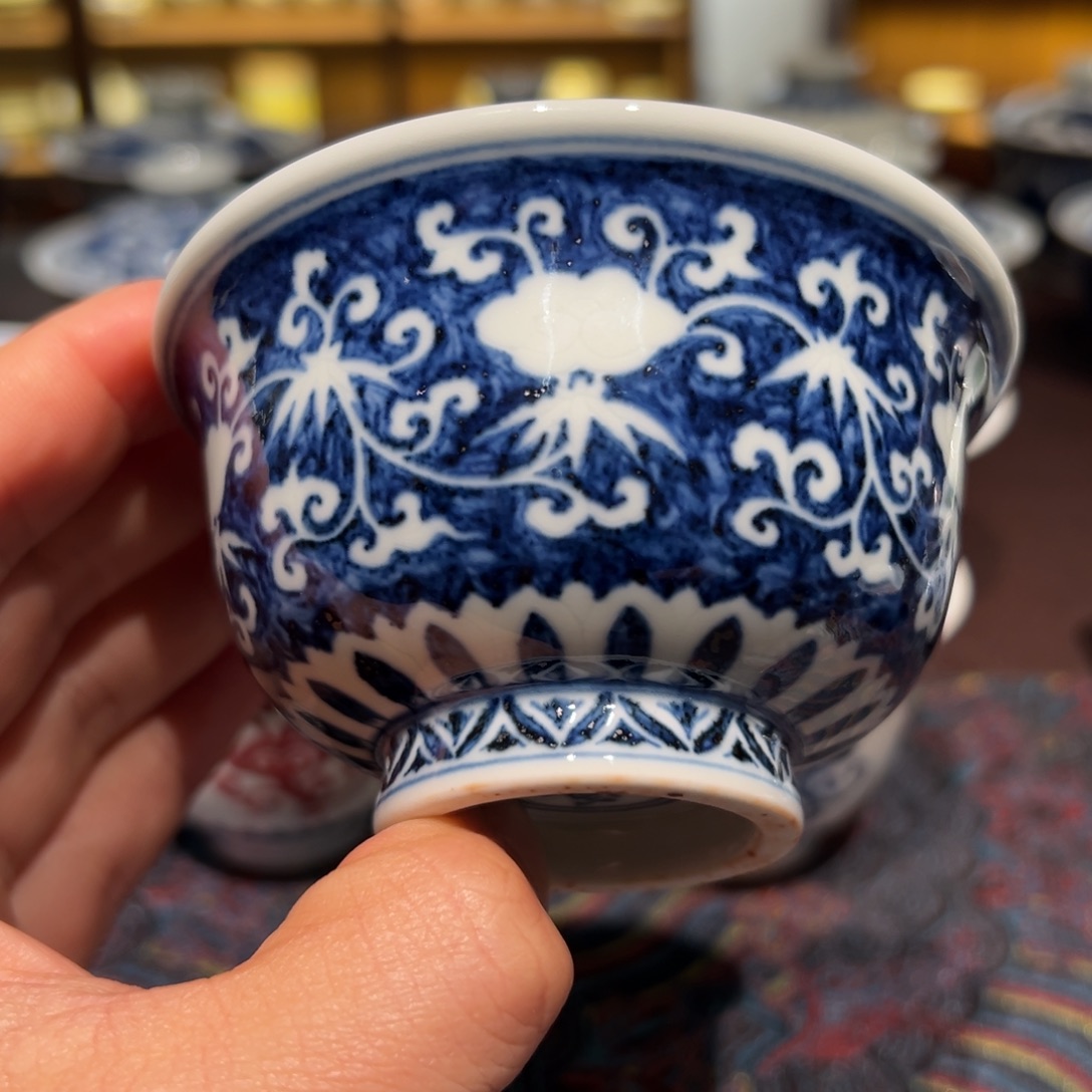 陶精品青花留白暗刻缠枝灵芝纹压手杯口径约9.3厘米