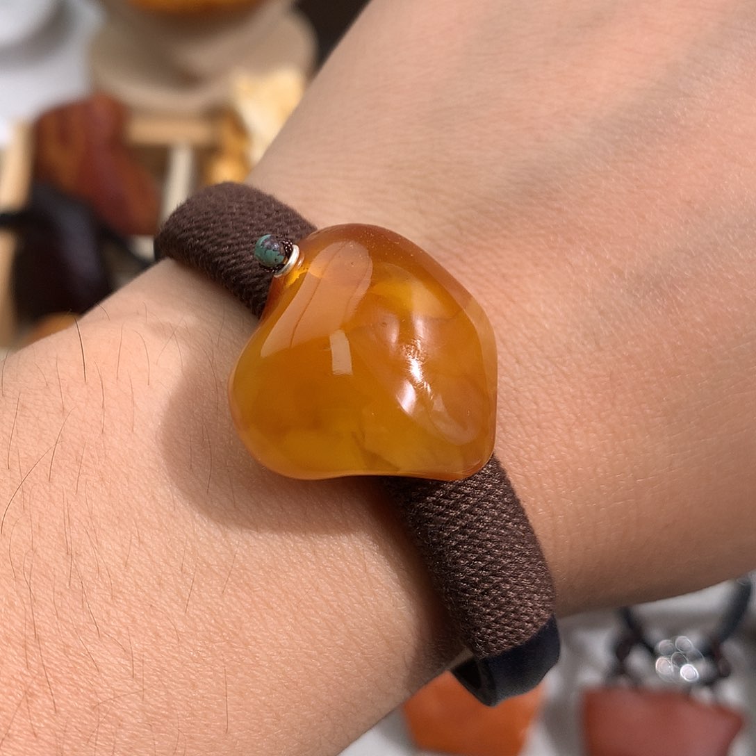 蜜蜡裸石未镶嵌在