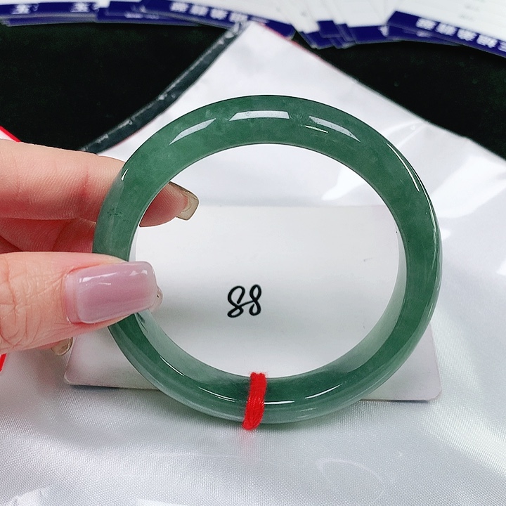 翡翠手镯未镶嵌翡翠手镯未镶嵌