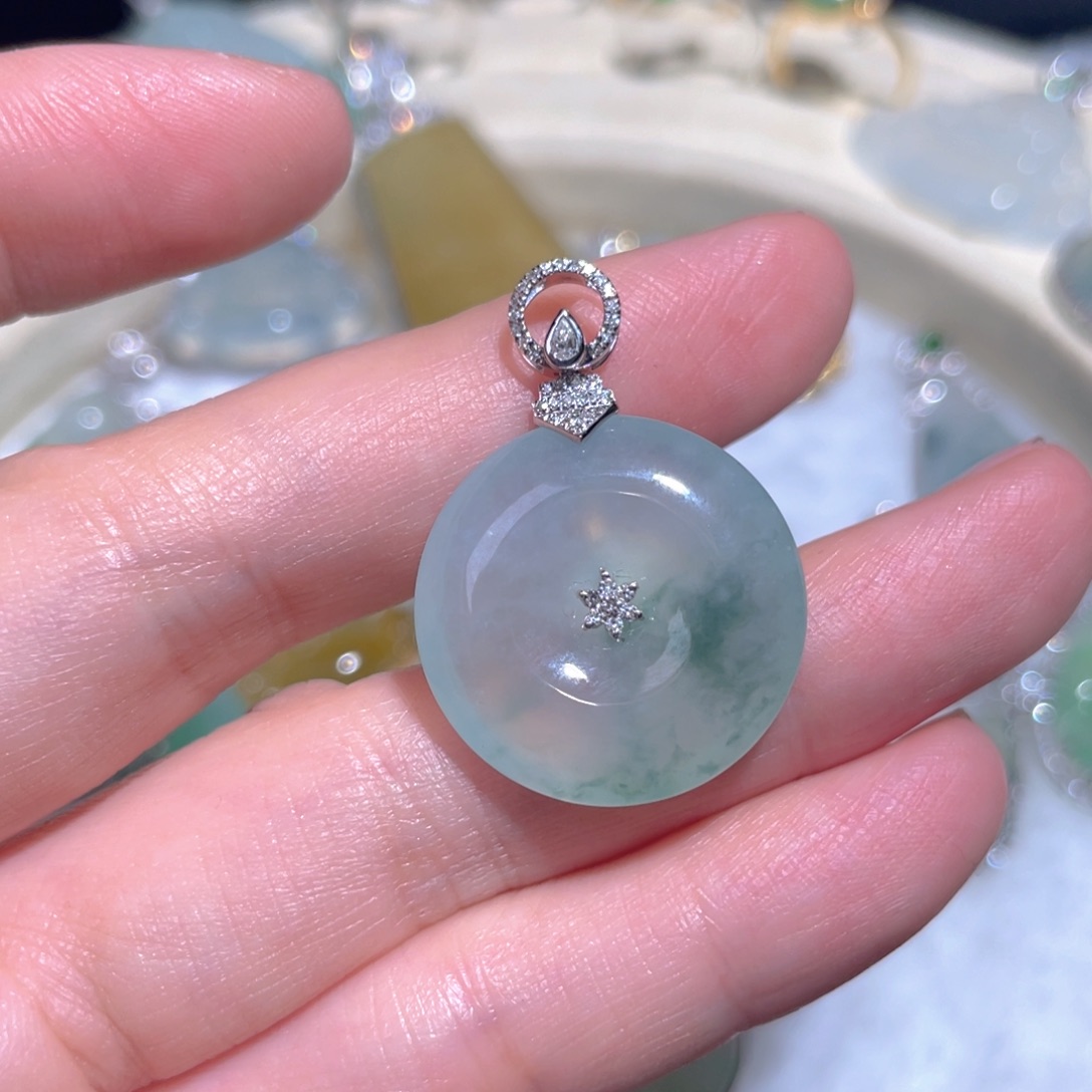 翡翠颈饰18K金镶嵌翡翠