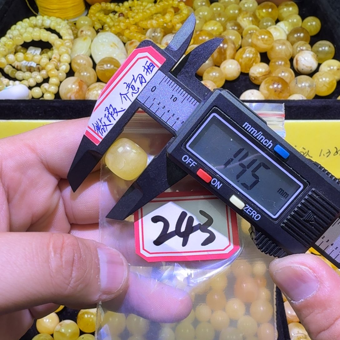 蜜蜡未镶嵌珠宝奇石