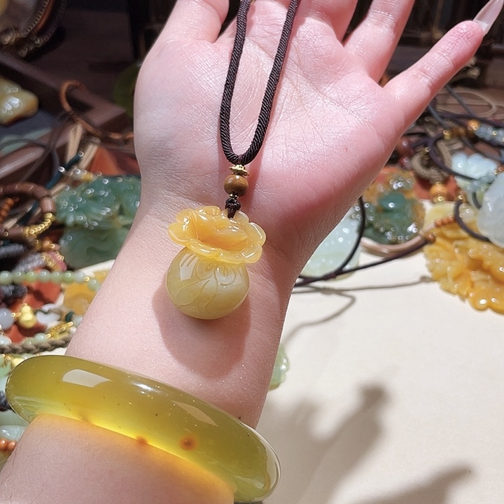 未镶嵌蛇纹石玉颈饰