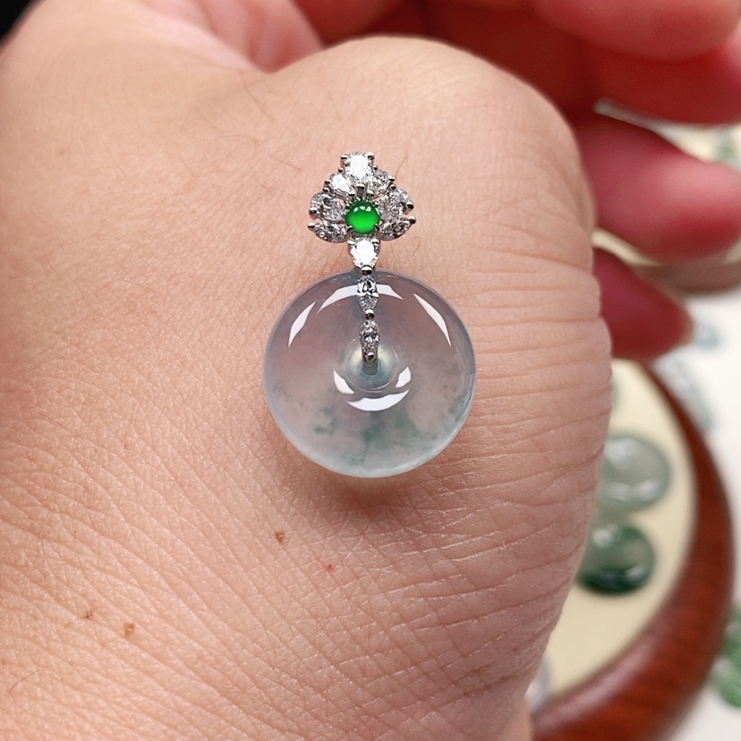 【闪购商品】颈饰18K金镶嵌翡翠