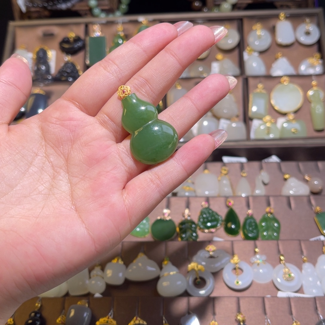 和田玉18K金镶嵌吊坠(赠链)