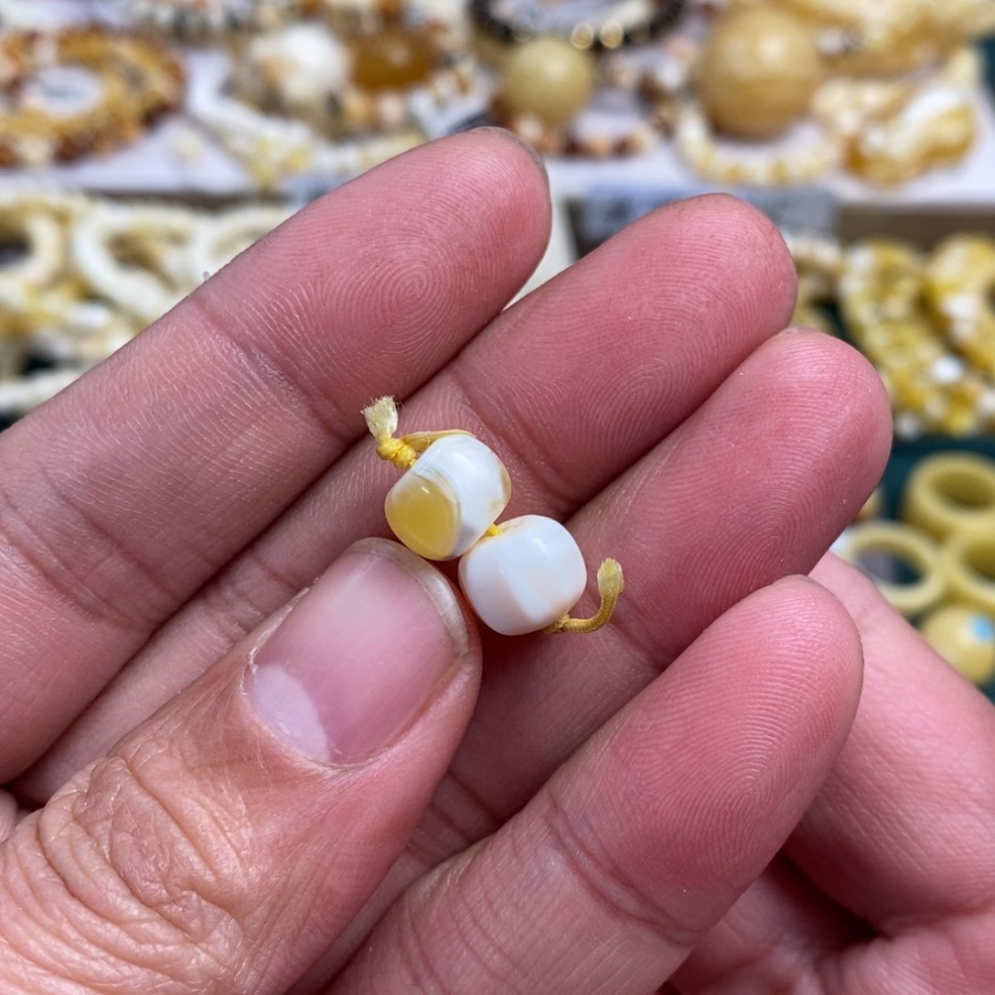 琥珀裸石未镶嵌金漆白灯笼珠9mm+