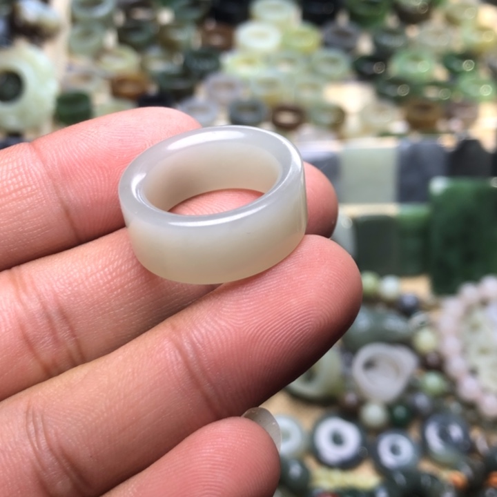 糊***谍和田玉未镶嵌颈饰