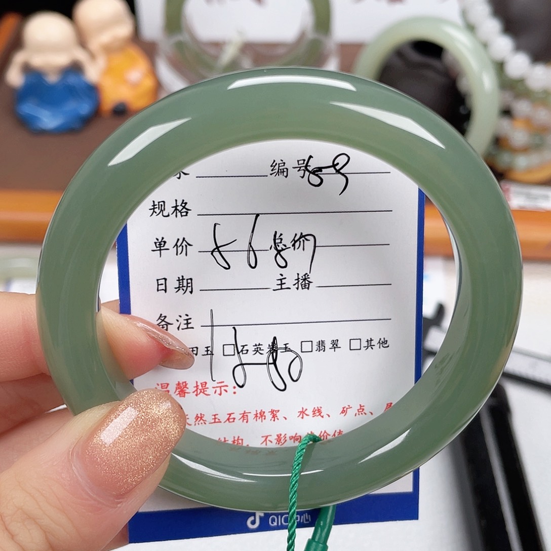和田玉未镶嵌手镯