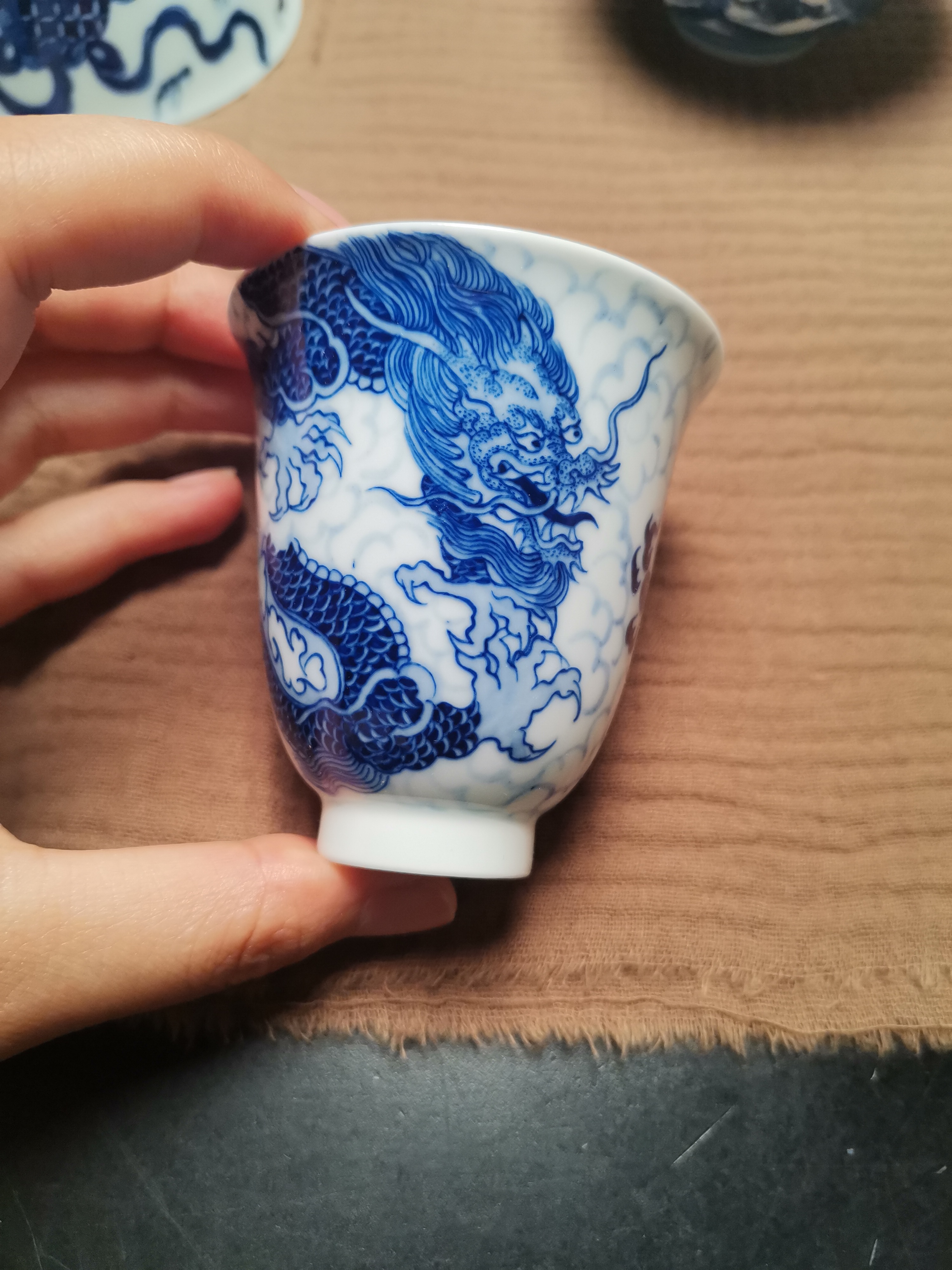 景德镇手绘穿云龙闻香杯