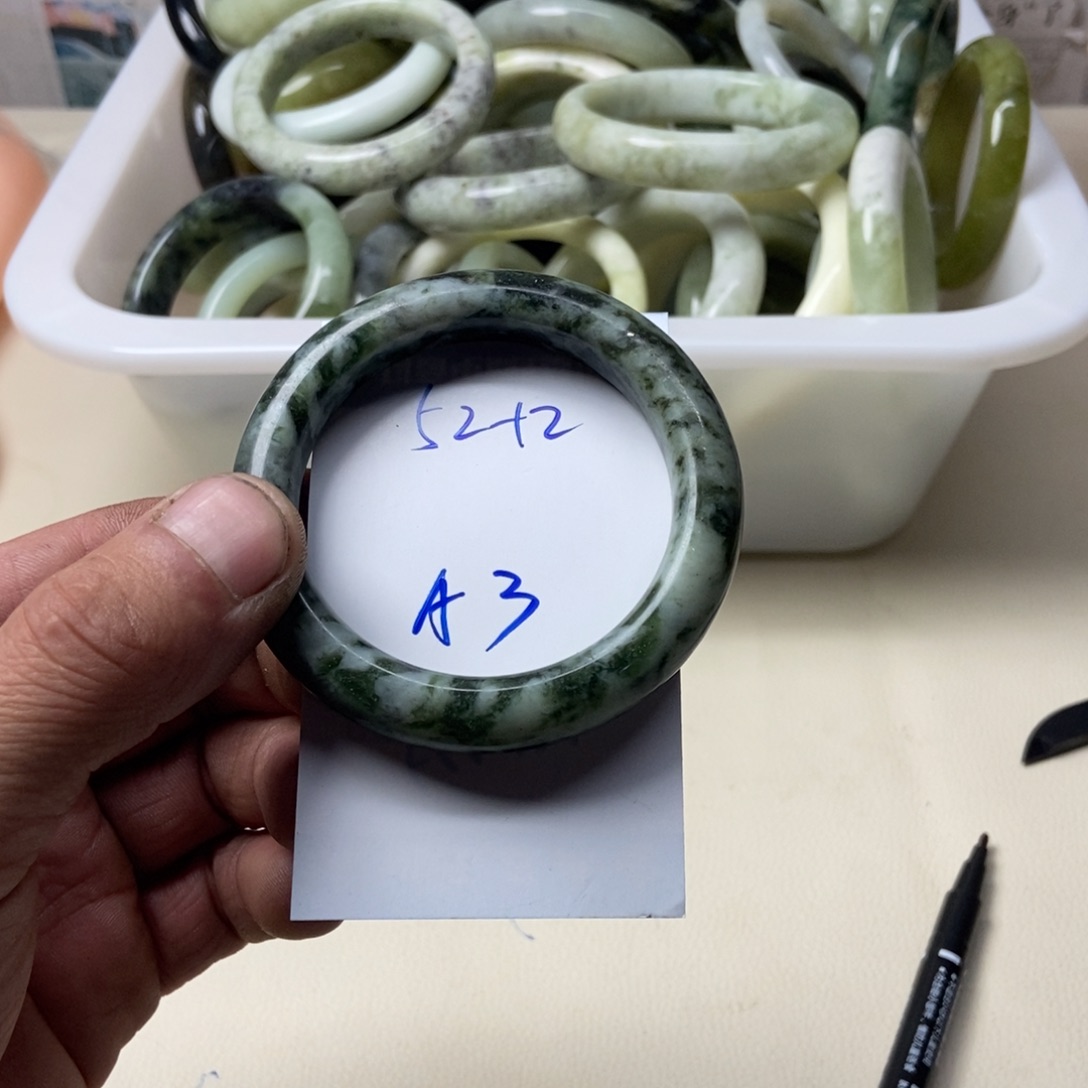 蛇纹石玉未镶嵌手镯