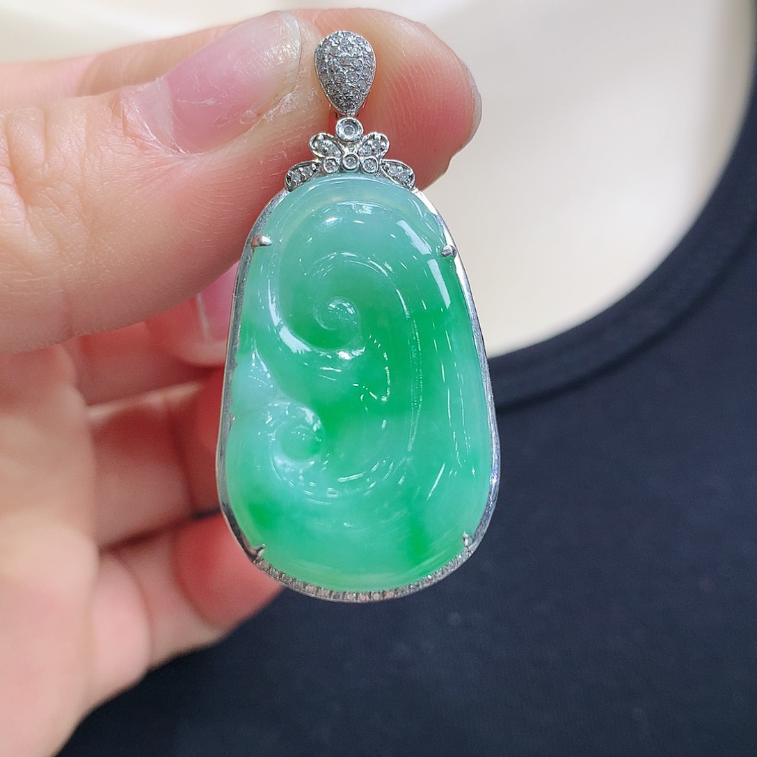 翡翠颈饰18K金镶嵌如意