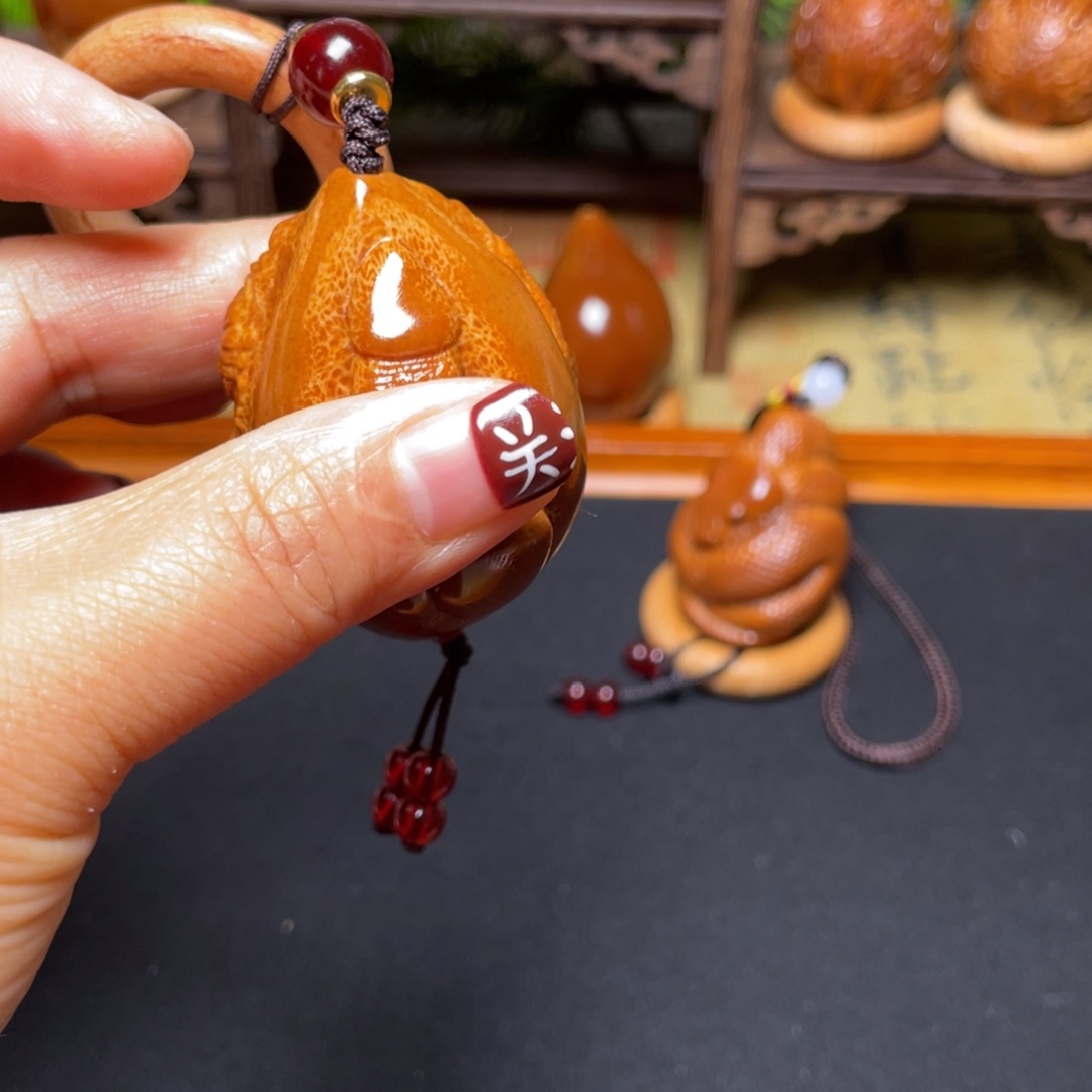 橄榄核吊坠美女三年