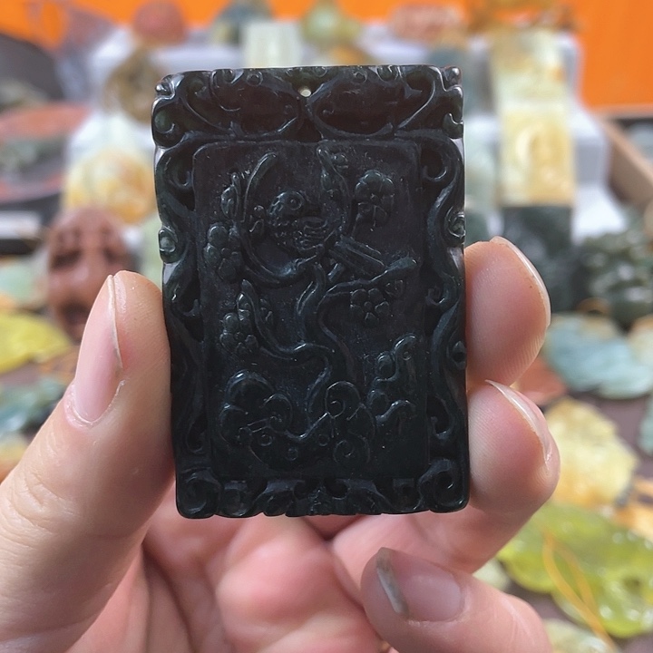蛇纹石玉颈饰合金