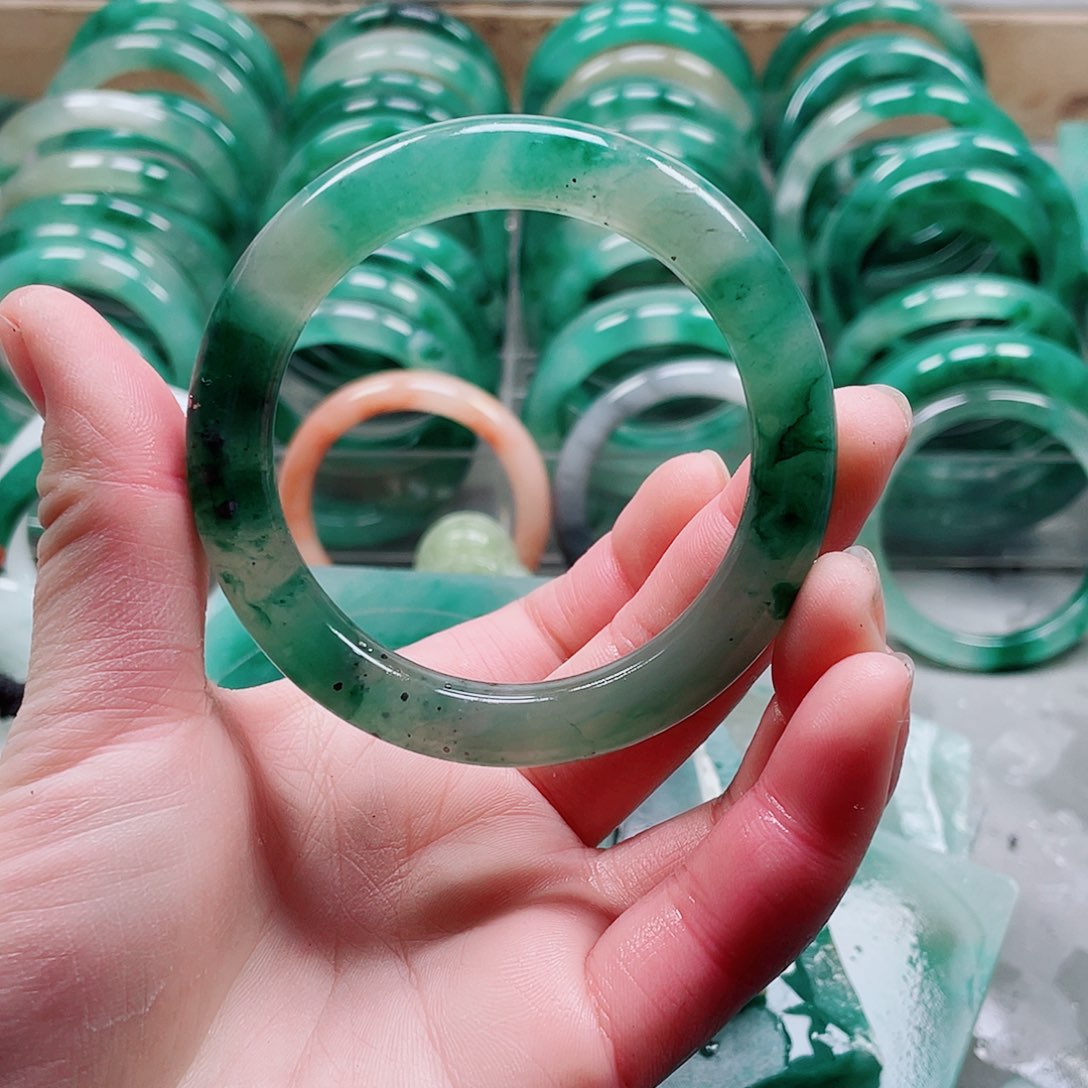 石英质玉手镯未镶嵌美**变