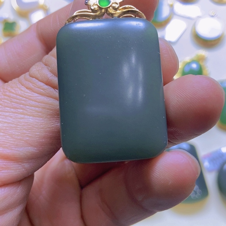 和田玉（青白玉）颈饰18K金镶嵌