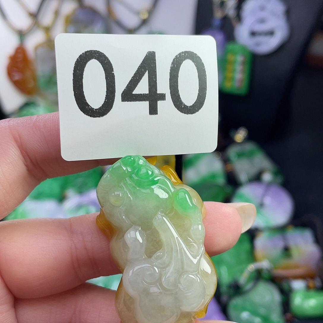翡翠未镶嵌吊坠(赠链)
