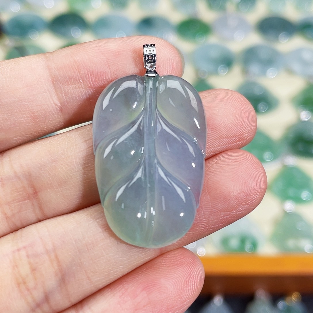 翡翠18K金镶嵌颈饰吊坠