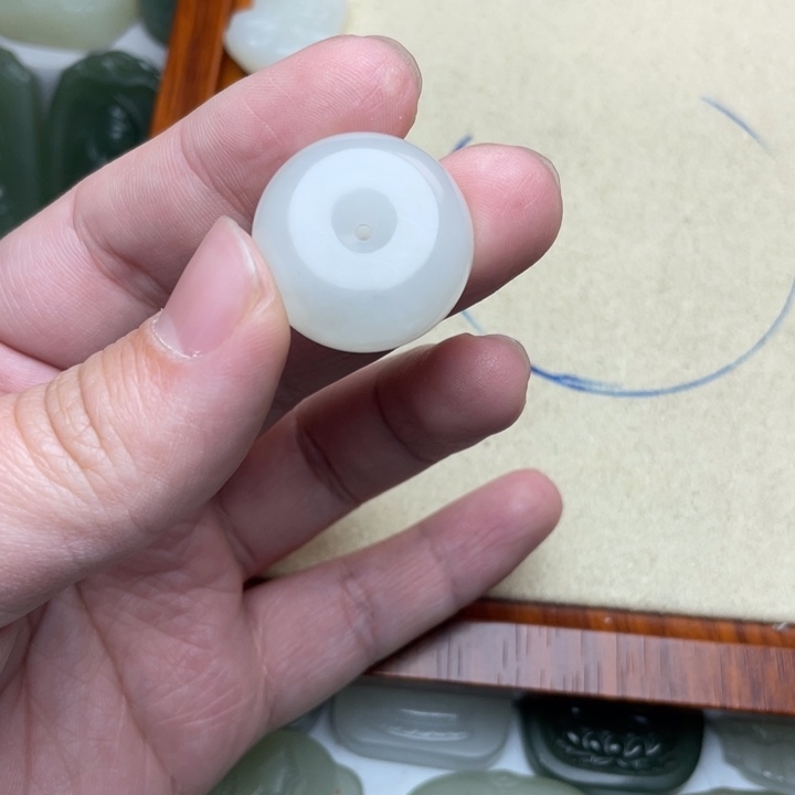 和田玉未镶嵌颈饰诸****?