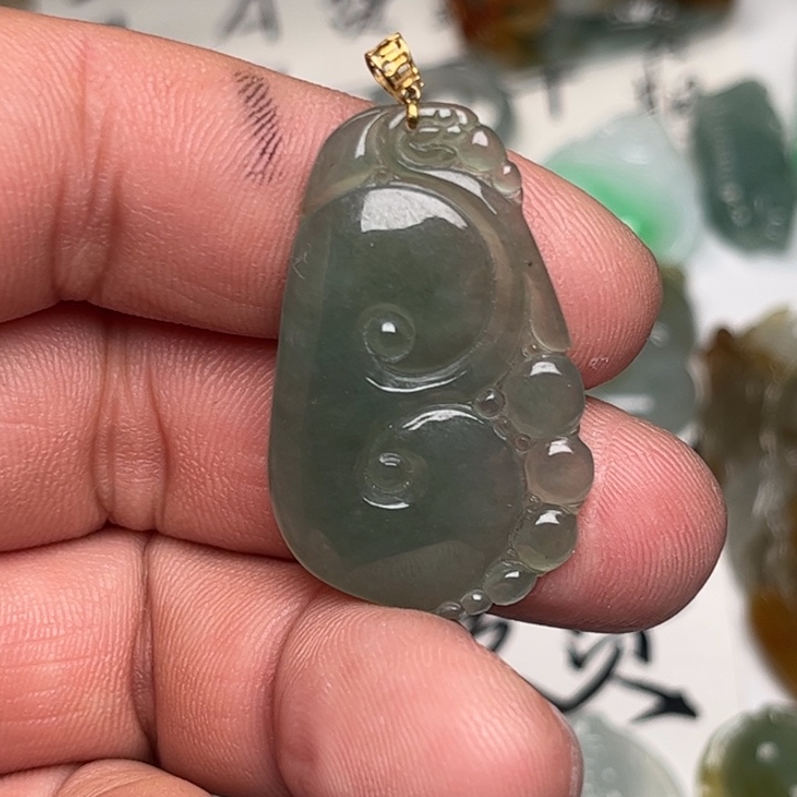 翡翠未镶嵌颈饰如意