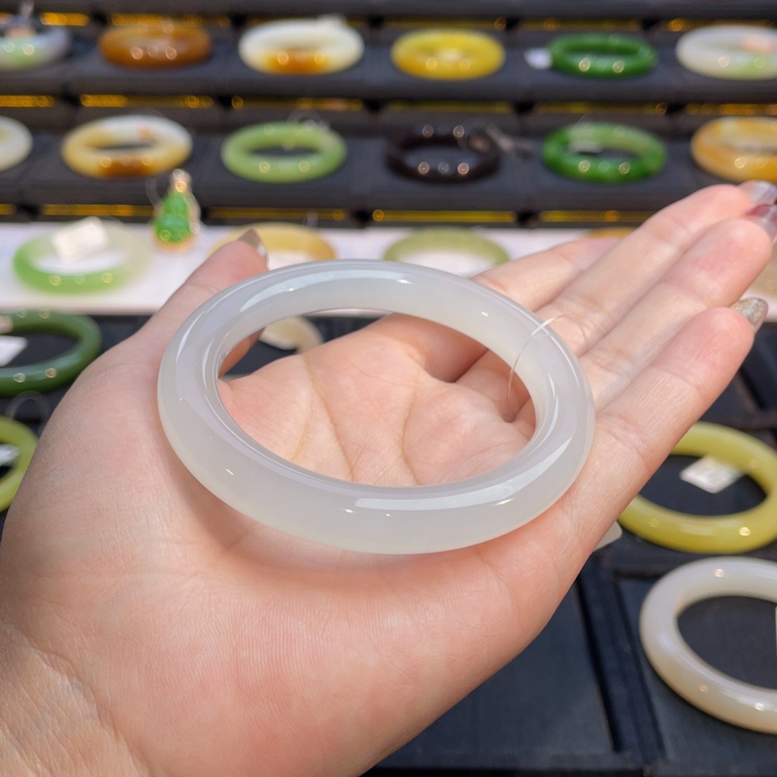 和田玉（糖玉）手镯未镶嵌闽****姐