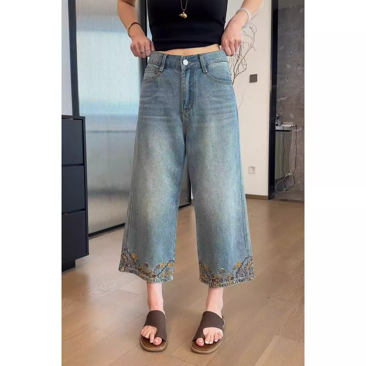 玖了个玖 2025夏 极简拼接腰头裤腿刺绣花朵百搭牛仔裤 2505C2663