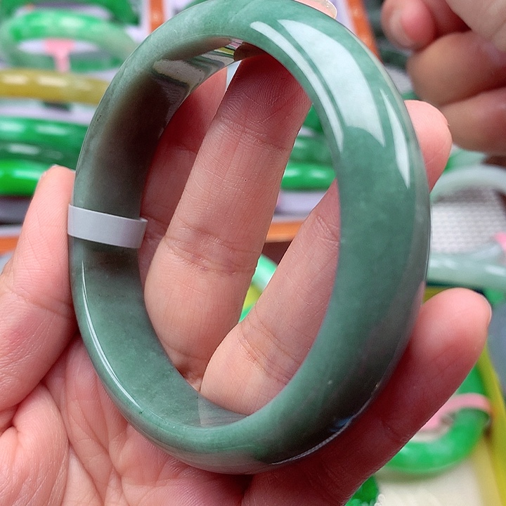 翡翠手镯未镶嵌翡翠