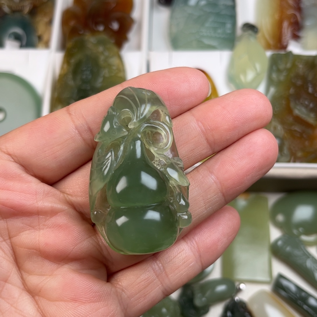 蛇纹石玉未镶嵌颈饰