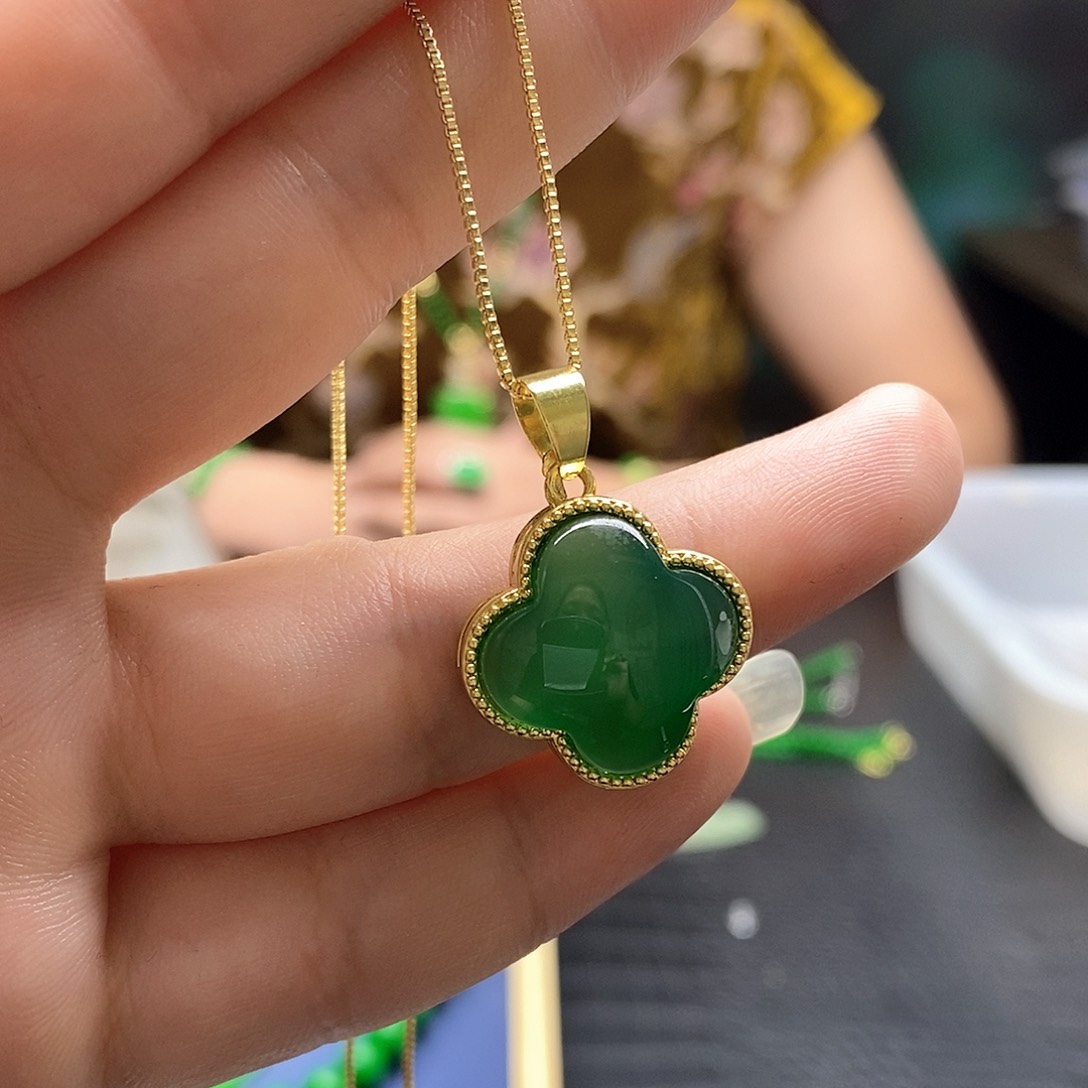 翡翠未镶嵌颈饰四叶草