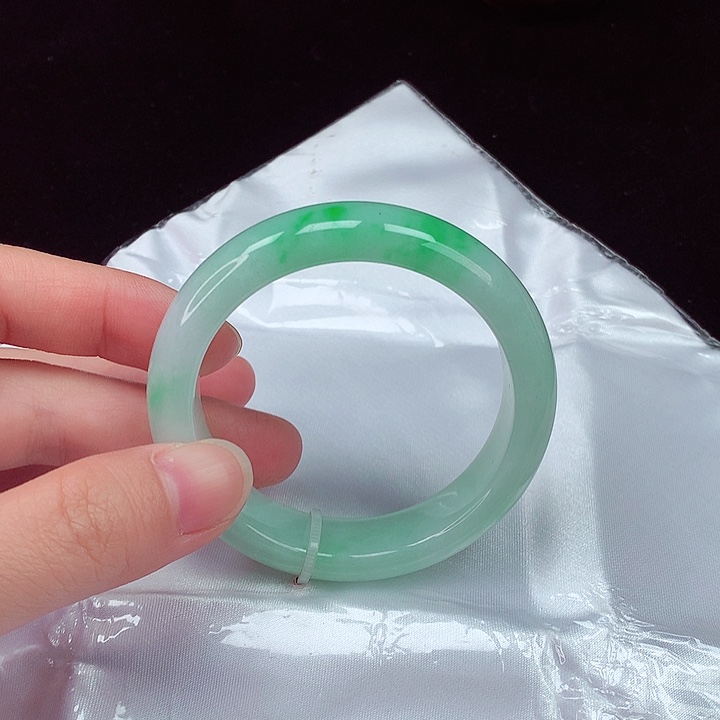 翡翠手镯未镶嵌翡翠