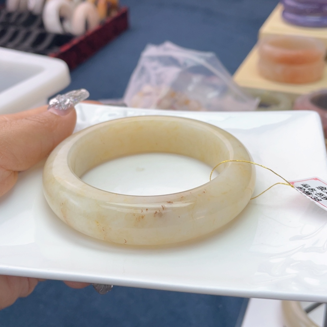 燕***Z石英质玉未镶嵌手镯