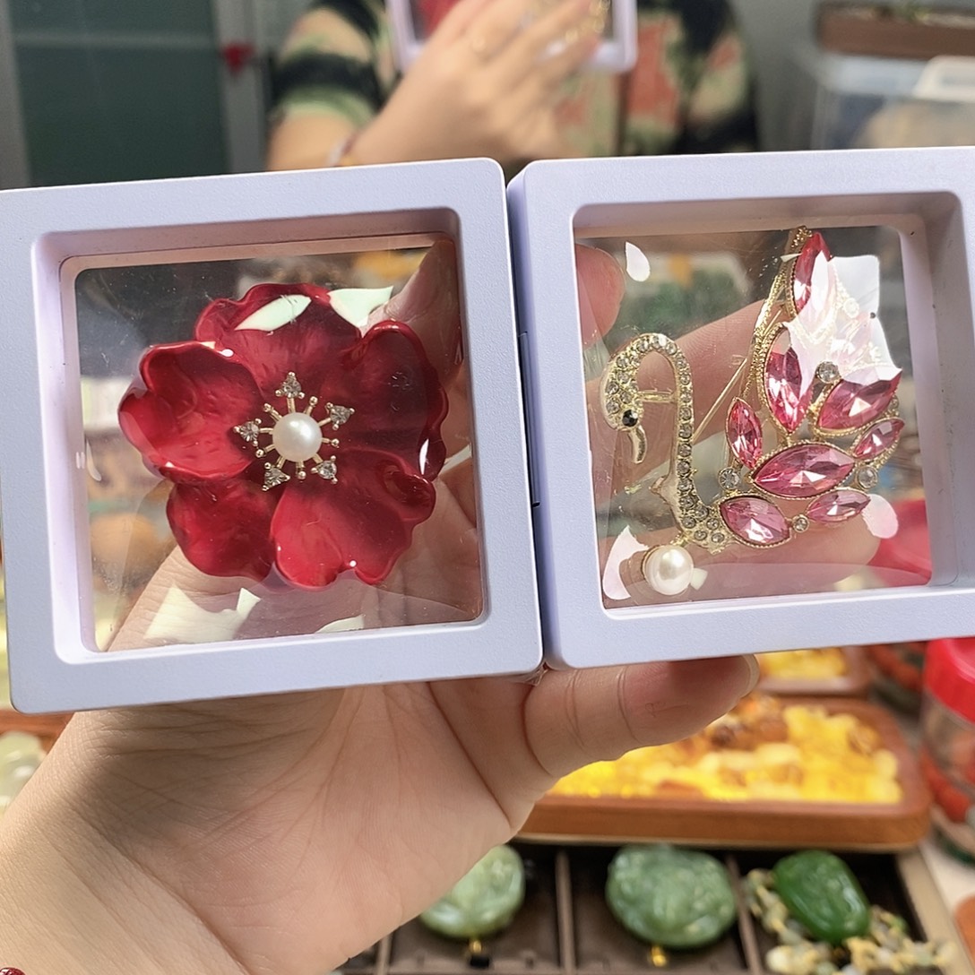合金胸饰淡水珍珠
