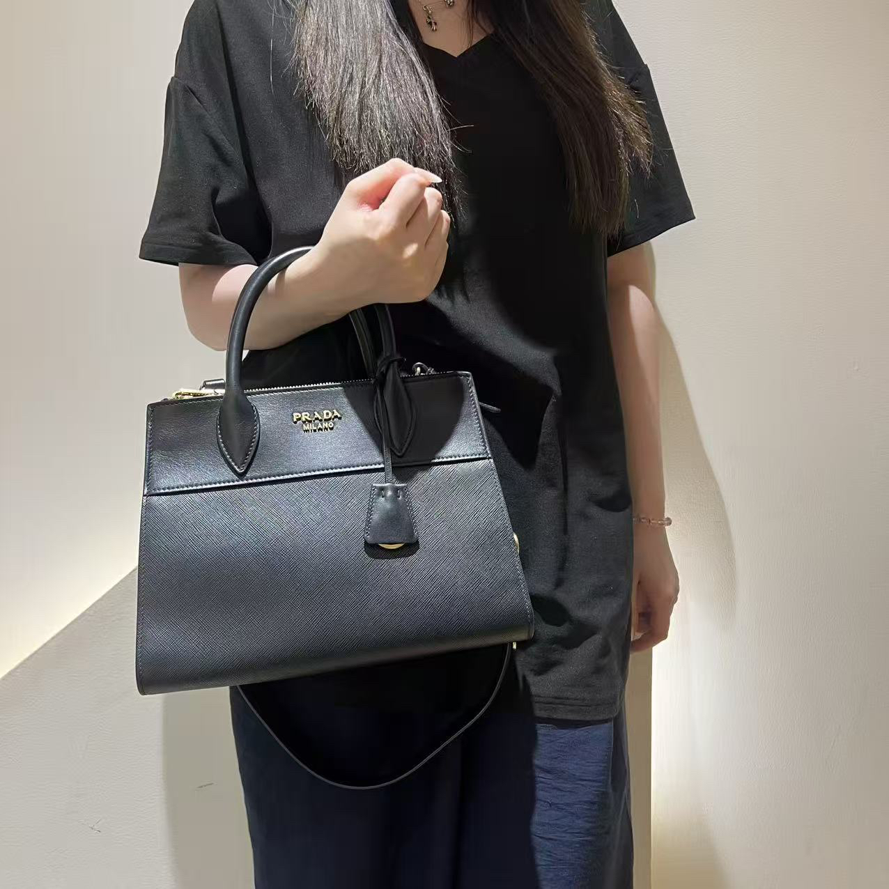 95新 Prada/普拉达 御古屋/82116/黑金托特斜挎包