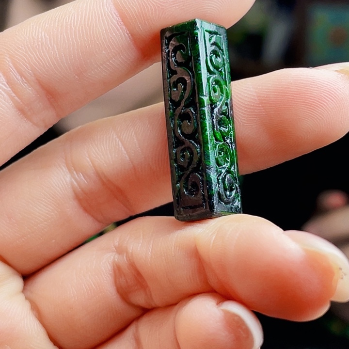 翡翠未镶嵌颈饰多样性