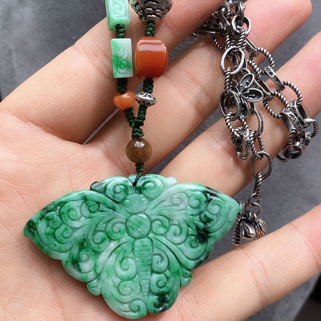 颈饰未镶嵌翡翠漂亮美眉