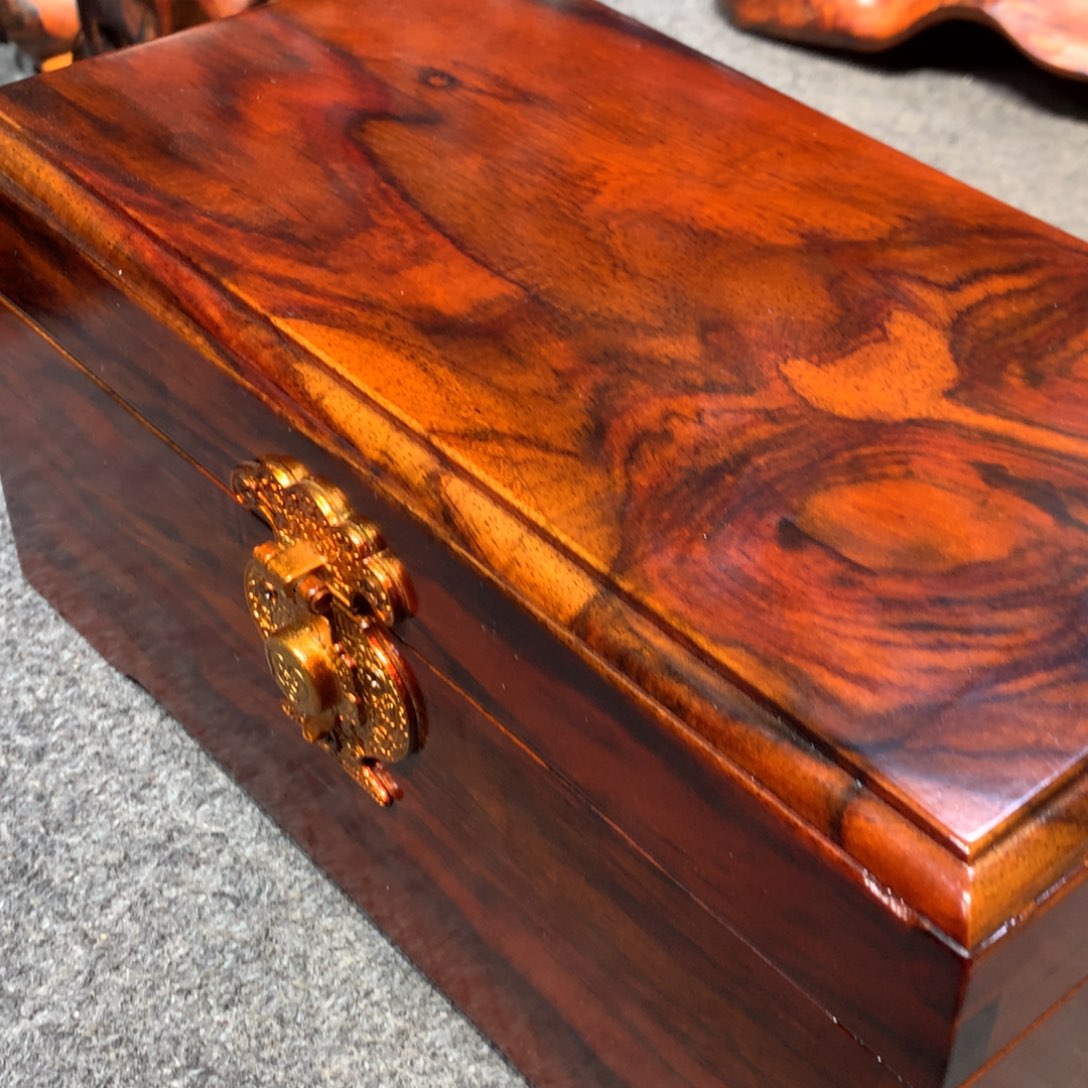 用***森木大红酸枝首饰盒一个