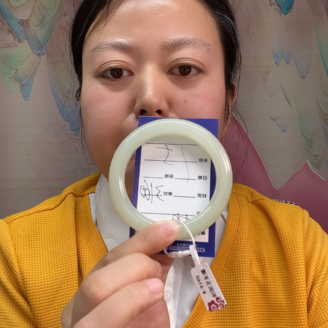 和田玉手镯未镶嵌淡***?
