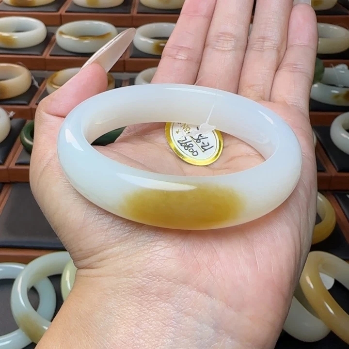 精品一口糖白和田玉手镯