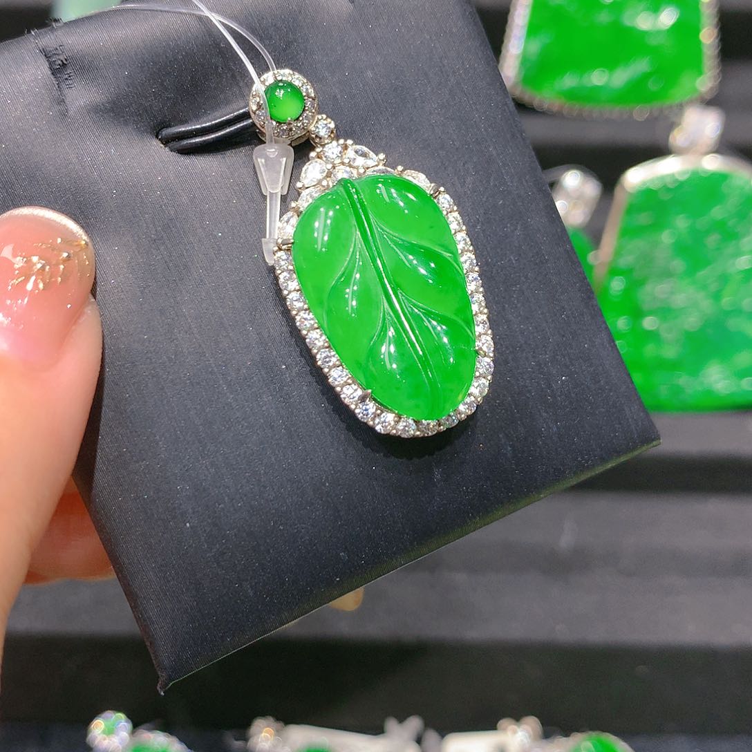 翡翠吊坠(赠链)银S925镶嵌885