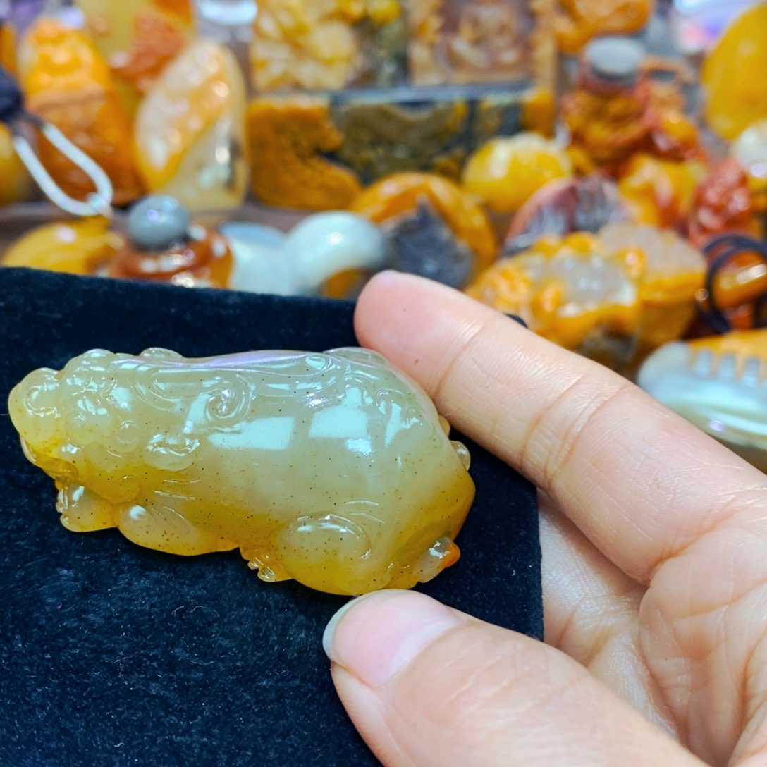 未镶嵌石英质玉（黄龙玉）颈饰