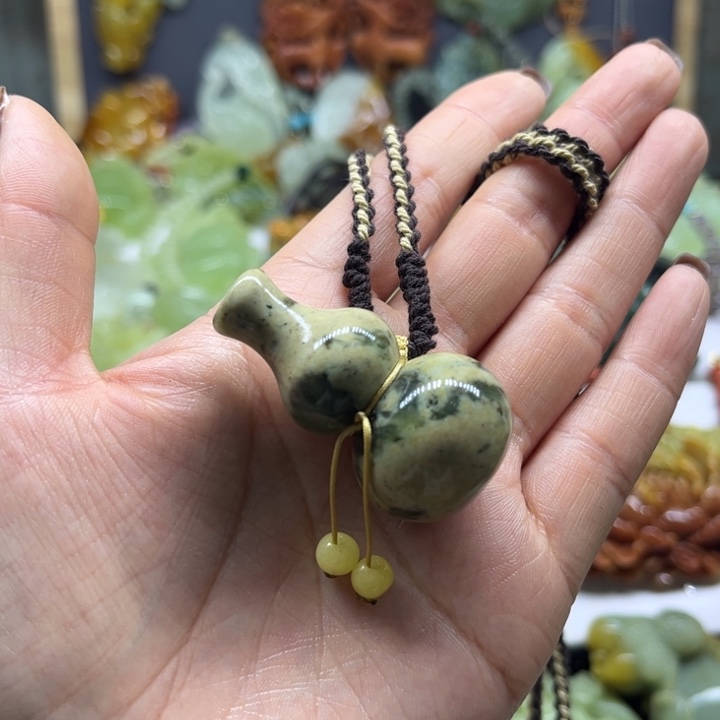 蛇纹石玉未镶嵌颈饰