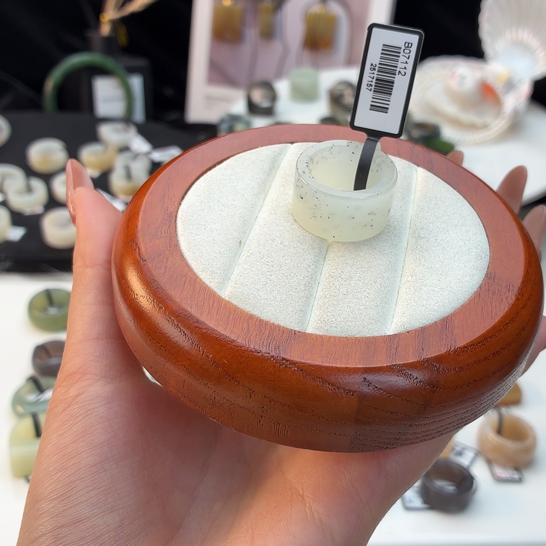 和田玉未镶嵌戒指白底点墨圆切17.0j35