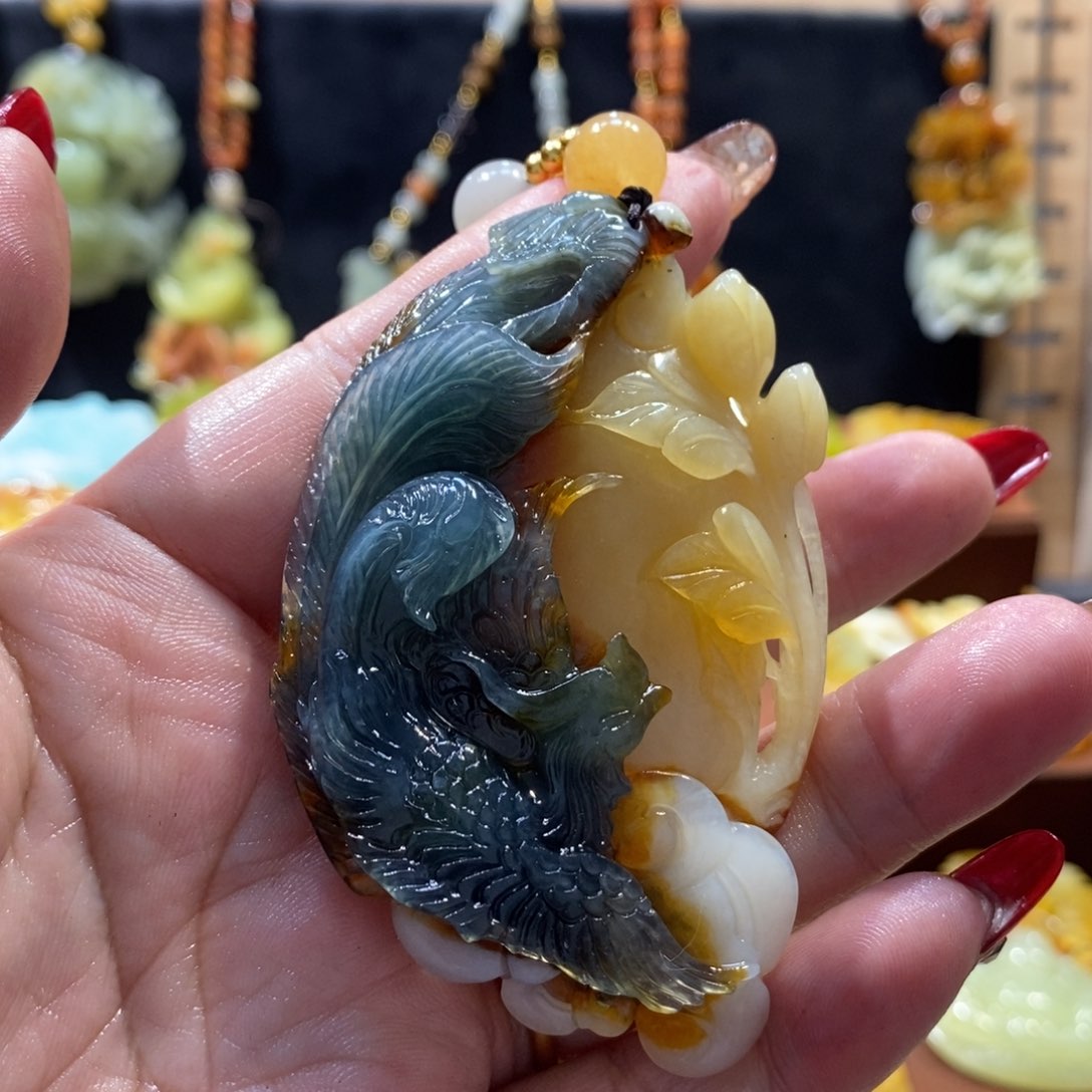 蛇纹石玉颈饰未镶嵌